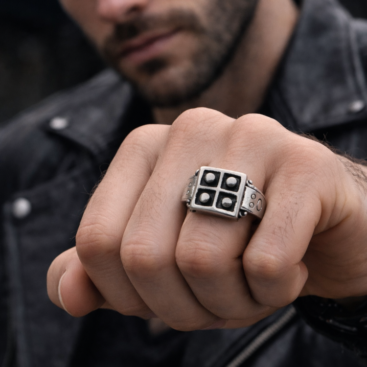 Ανδρικό ασημένιο δαχτυλίδι τετράγωνο αντικέ.