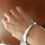 Γυναικείο βραχιόλι χειροπέδα ακανόνιστο ασημί