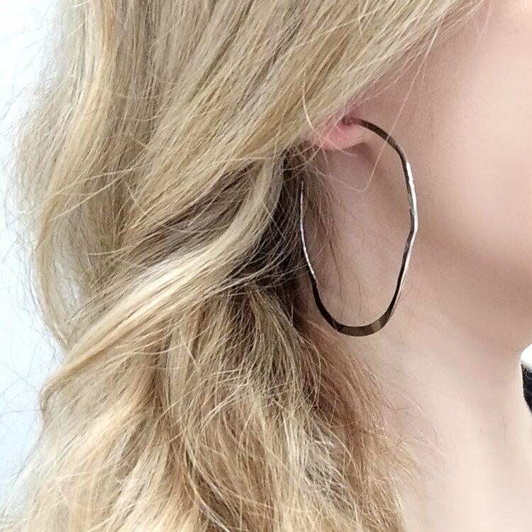 Κρίκοι σφυρίλατοι μεγάλοι. Γυναικεία σκουλαρίκια ασημί κρίκοι.