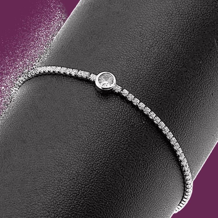 Γυναικείο ασημένιο βραχιόλι ριβιέρα. Βραχιόλι από ασήμι 925, σχέδιο ριβιέρα με λευκά ζιργκόν και στρογγυλό ζιργκόν στο κέντρο.